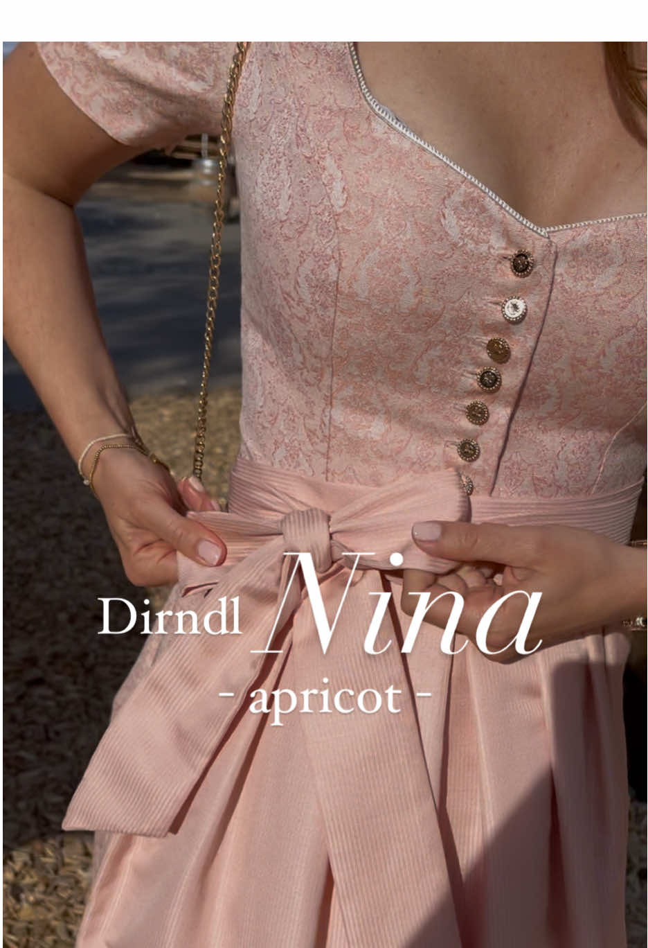 Dirndl Nina von Glückselig Studio: rosé-apricotfarbener Jacquard mit Knopfleiste und passender Schürze